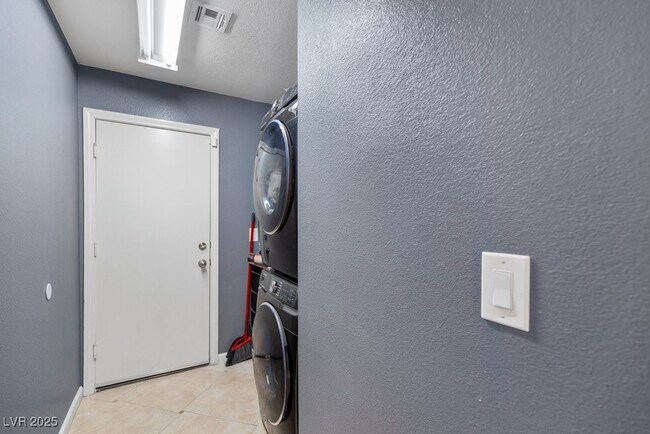 Building Photo - 6717 Yellowhammer Pl