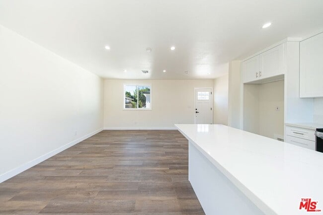 Building Photo - 8430 Glenoaks Blvd