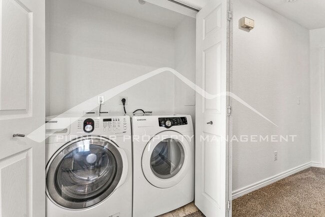 Building Photo - Upper Level Half Duplex with Central A/C and In-Unit Laundry