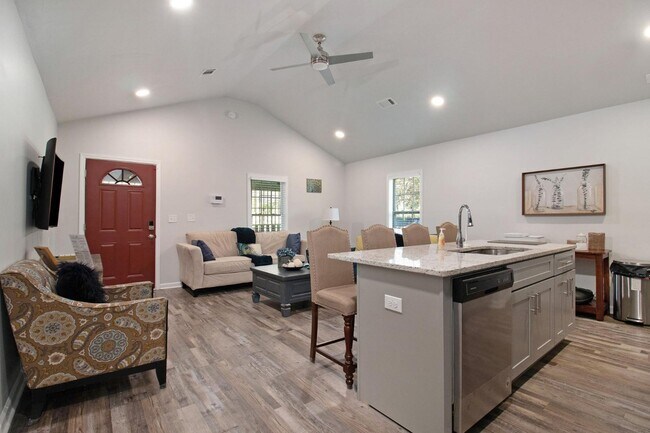 Building Photo - 213 Claire Dr SE