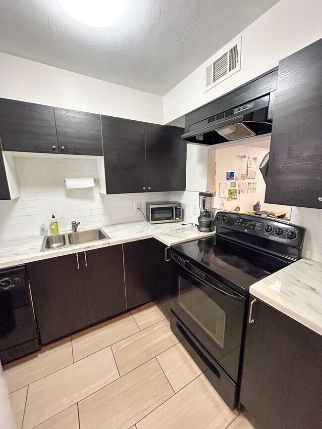 Building Photo - Cresap Arms #430 - Pet-Friendly!
