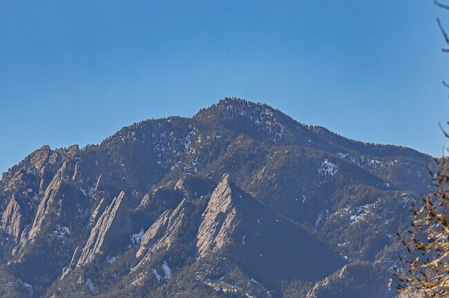 Building Photo - Modern 4-Bedroom Townhouse with Stunning Views in Boulder, CO