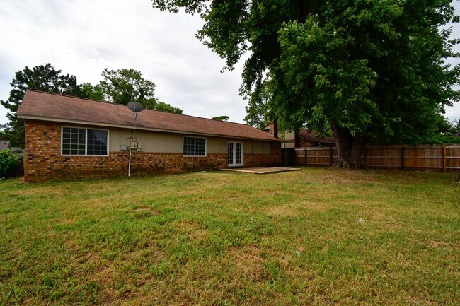 Building Photo - 4-Bed, 2-Bath Home in Broken Arrow Schools...
