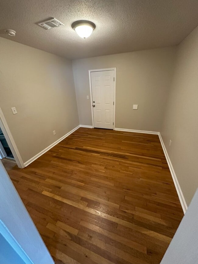 Building Photo - 3 Bedroom 1 Bath Home