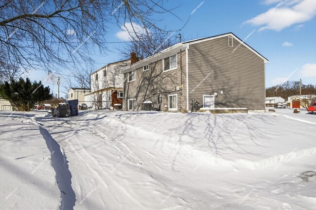 Building Photo - Fully Remodeled 4-Bedroom Home in Desirable Neighborhood in Pontiac for Rent!