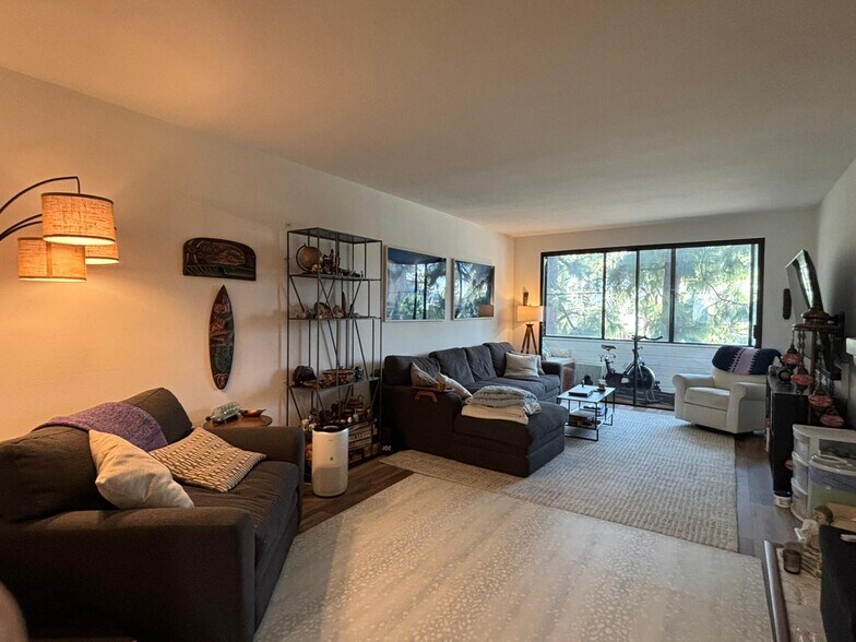 Building Photo - 310 Tahiti Way