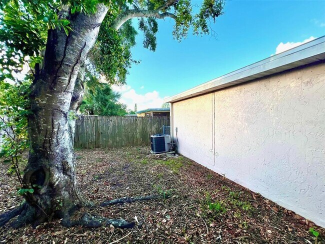 Building Photo - 8931 Ledgestone Ln