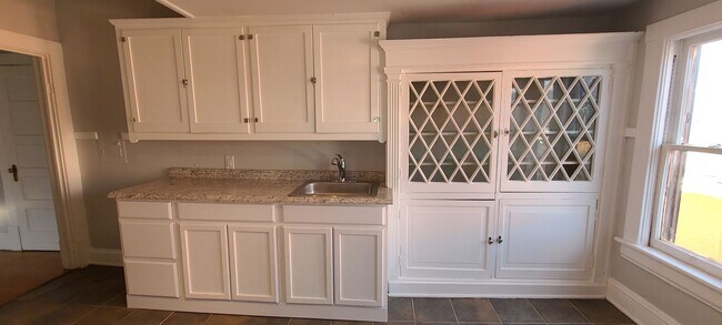 Building Photo - 1 Bedroom 3rd Floor Attic Apartment in Old...