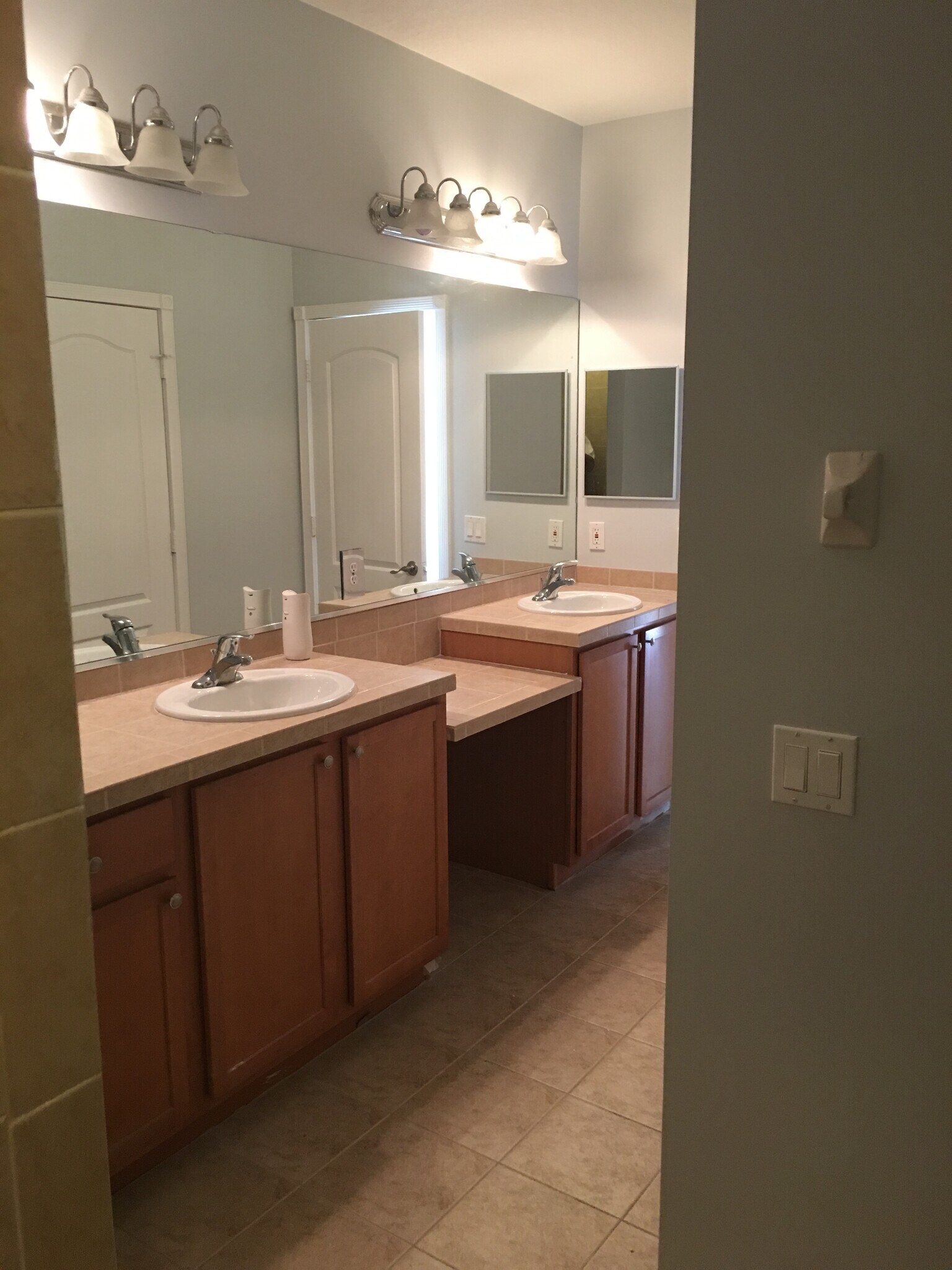 Building Photo - 2543 Creekside Dr