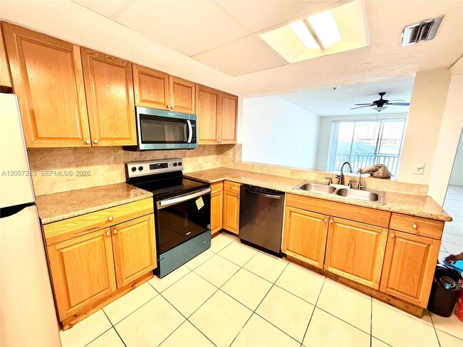 Building Photo - 1591 NE Miami Gardens Dr