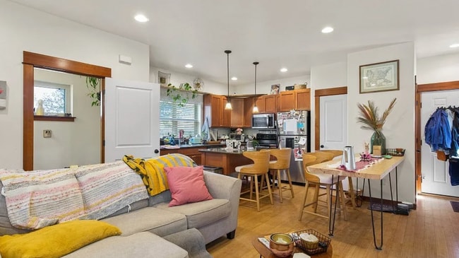 Building Photo - Bright & stylish end-unit 2 Bedroom 1.5 Ba...