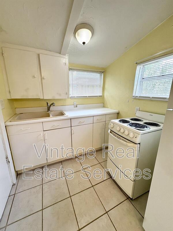 Building Photo - 309 W Comanche Ave