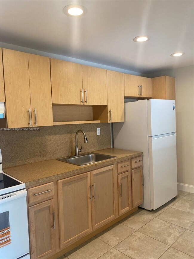 Building Photo - 13868 SW 90th Ave
