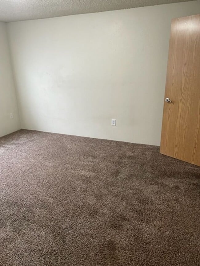 Building Photo - SINGLE LEVEL 2 BEDROOM CONDO