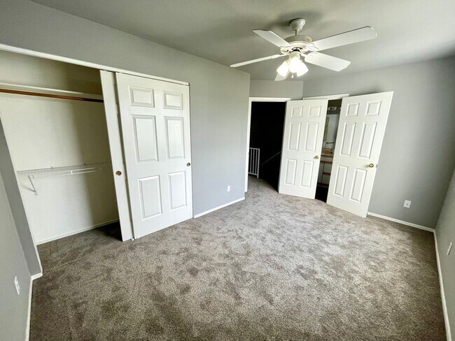 Building Photo - Nice 3 bedroom, 2.5 bathroom home in quiet neighborhood