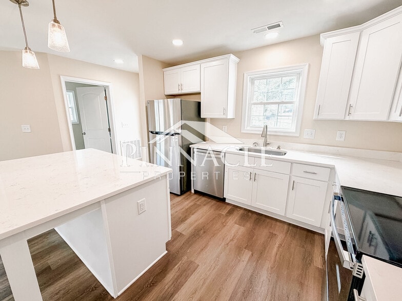 Building Photo - 233 Munford St