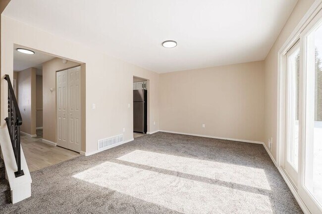 Building Photo - 14 Elm St