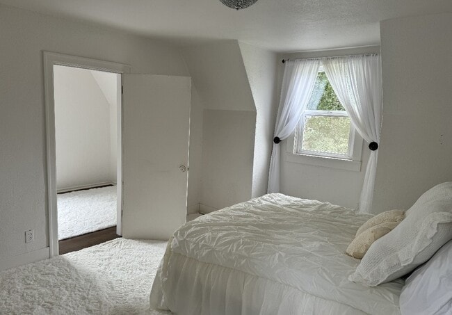 Building Photo - 7223 61st Ave SE