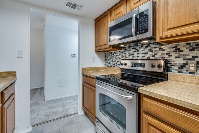 Building Photo - Exclusive 1 Bed Condo • 1st Floor • Pool A...