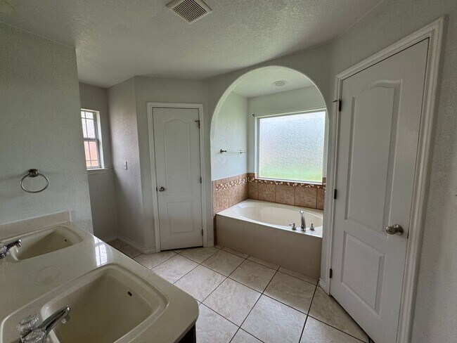 Building Photo - 9600 Diana Dr