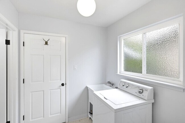 Building Photo - 2973 Arguello Dr