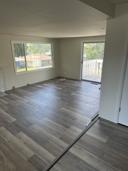 Building Photo - 1052 S Garden Dr