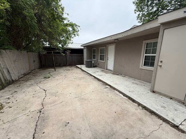 Building Photo - Updated 3BR w/ Hardwood Floors, Walk-In Shower & Stainless Steel Kitchen