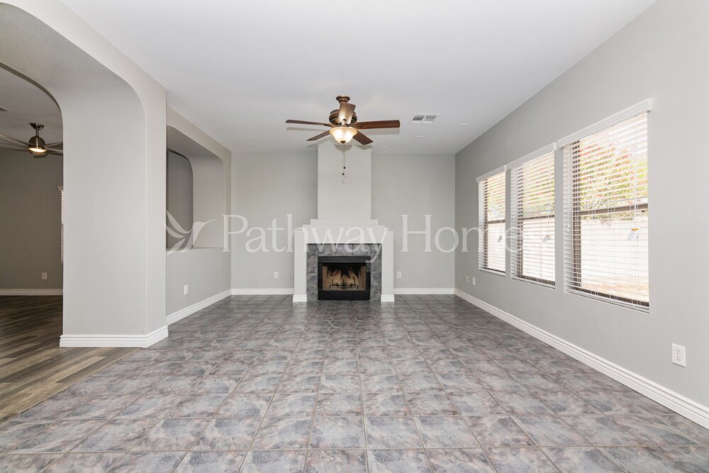 Building Photo - 13856 W Ironwood St