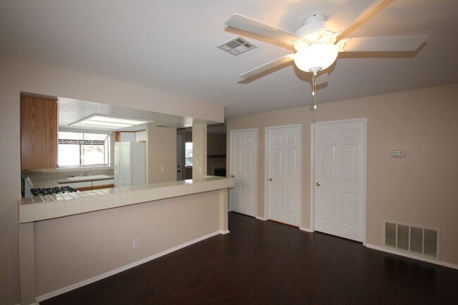 Building Photo - Lovely 2 Bed 2 Bath Downstairs Condo in Gr...