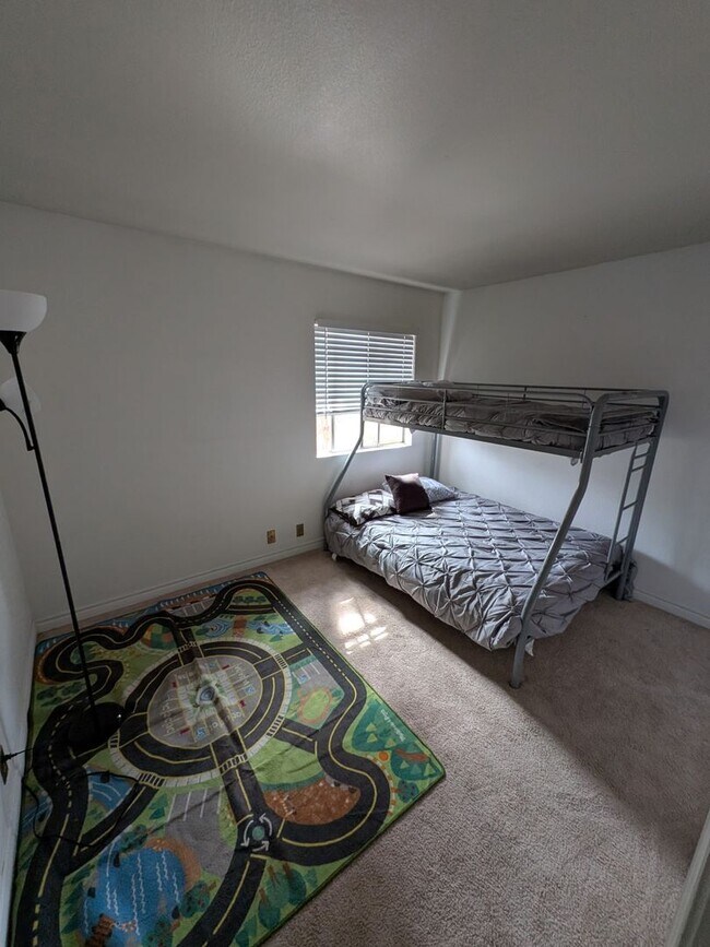 Building Photo - 2 bed 1 bath condo for rent -$1300