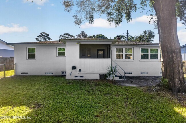 Building Photo - 6338 Mercer Cir W