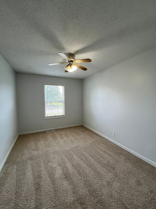 Building Photo - Available Now! Great Home Close To Fort Campbell!