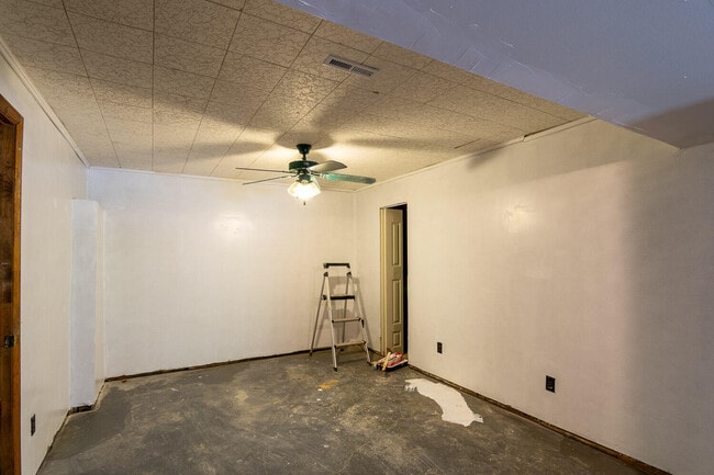 Building Photo - 2865 Old Thomson Rd