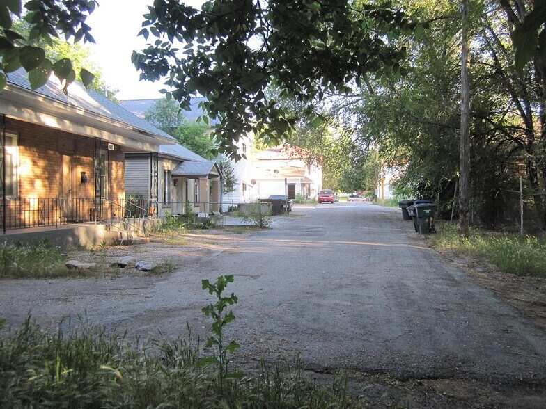 Building Photo - 2350 Orchard Ave