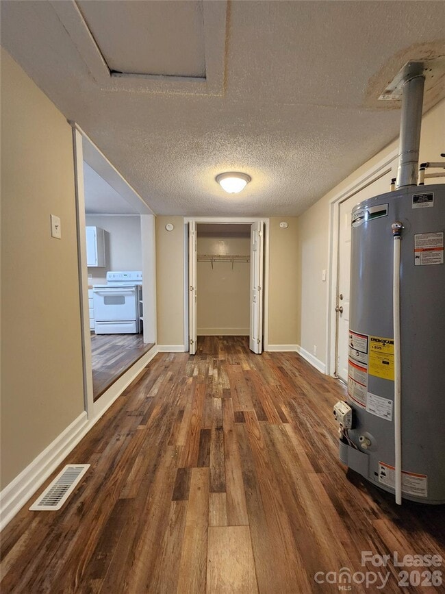 Building Photo - 121 Willow Ln NW