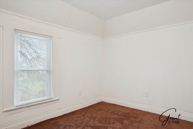 Building Photo - $1200 3 bedrooms