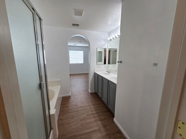 Building Photo - 3 Bedroom Updated Townhouse