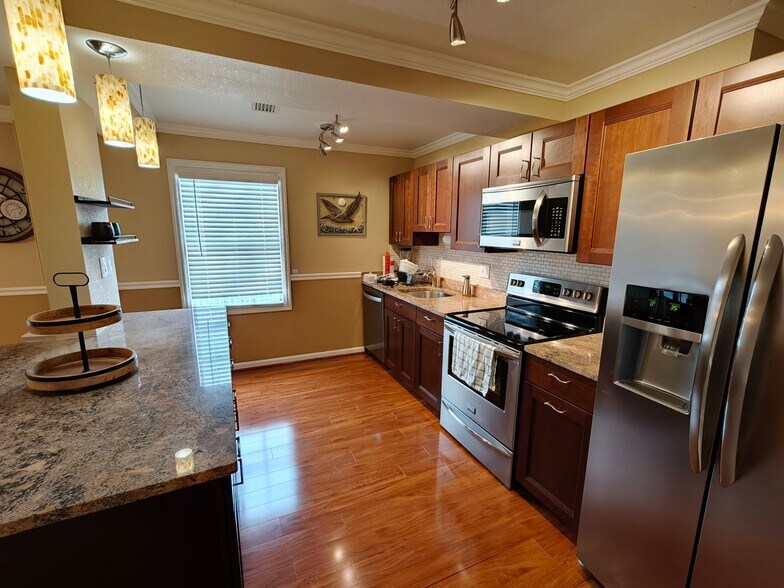 Building Photo - 4945 Coquina Key Dr SE