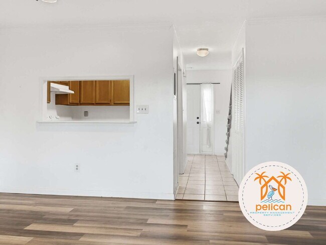 Building Photo - Bright townhome in the heart of Pensacola