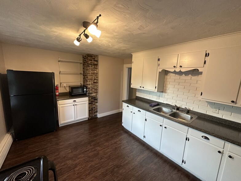 Building Photo - 11 Lawrence St