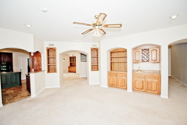 Building Photo - 2322 S Rogers Cir