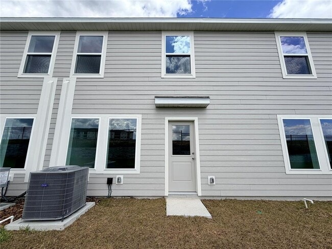Building Photo - 842 Lynx St