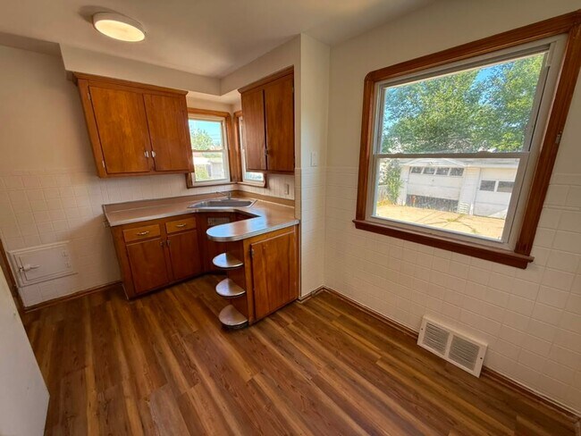 Building Photo - 3-BED, 1 BATH BEAUTIFUL SINGLE- FAMILY HOME IN MAPLE HEIGHTS!