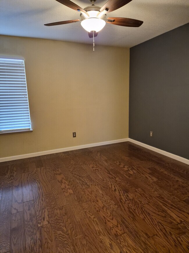 Building Photo - 376 E Sycamore Ave