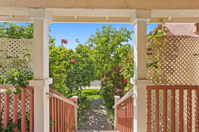 Building Photo - 3 Bedroom in Mace Ranch