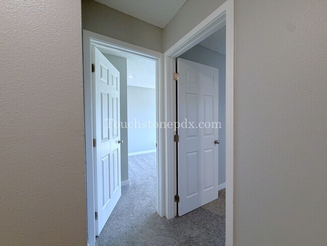 Building Photo - 1 MONTH RENT FREE! Updated 3 BR Apartment with Patio in Portland
