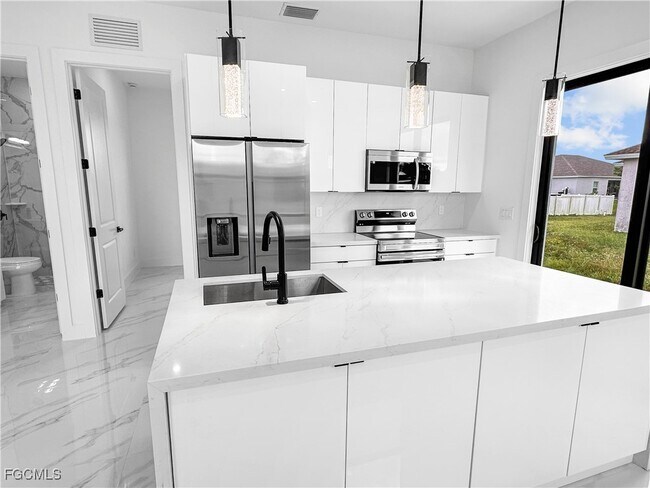 Building Photo - 916 Sara Ave N