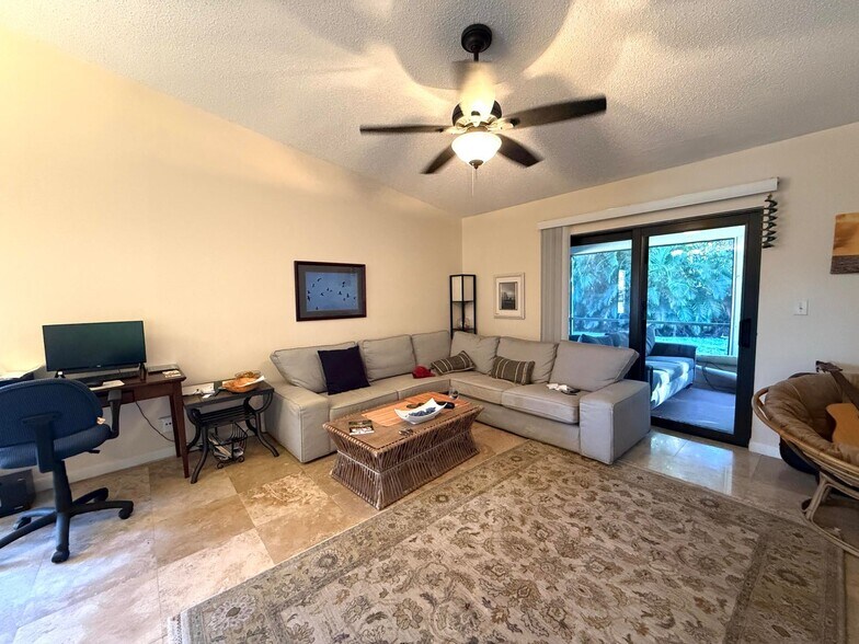 Building Photo - 450 NE 42nd St