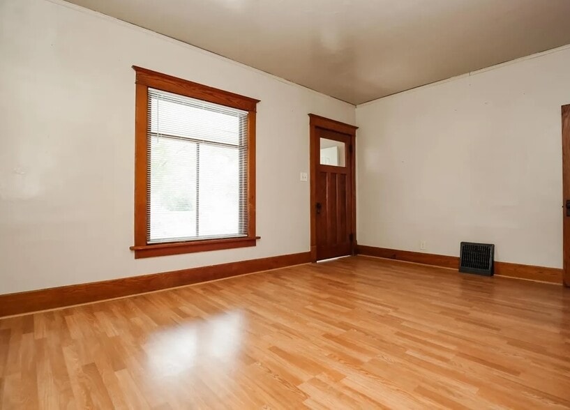 Building Photo - 425-427 W 16th St