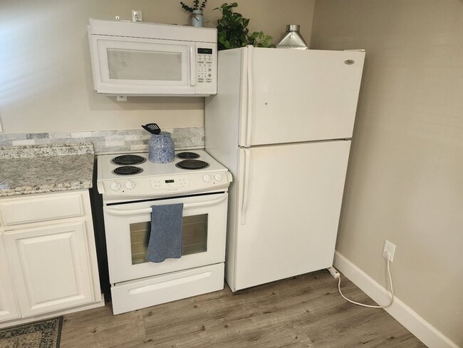 Building Photo - Beautiful Lower Level Studio apartment loc...